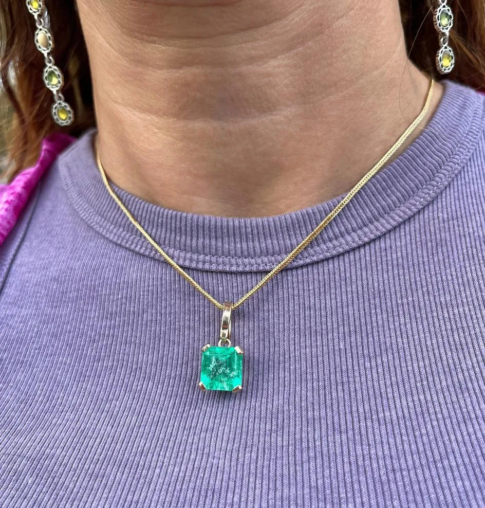 8 Carat Colombian Emerald Solitaire Pendant Necklace in 14k Gold