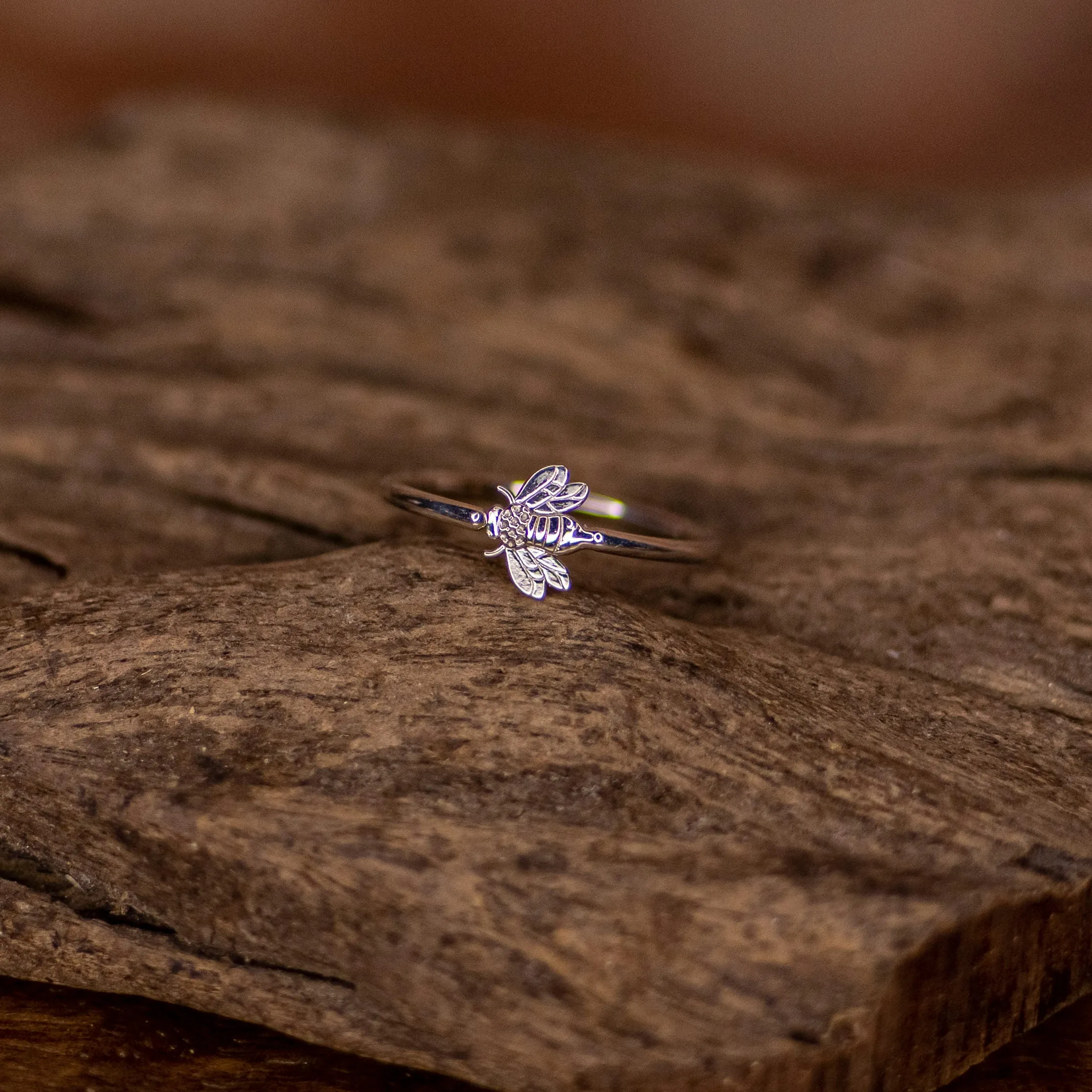 Bee Seamless Ring in White Gold